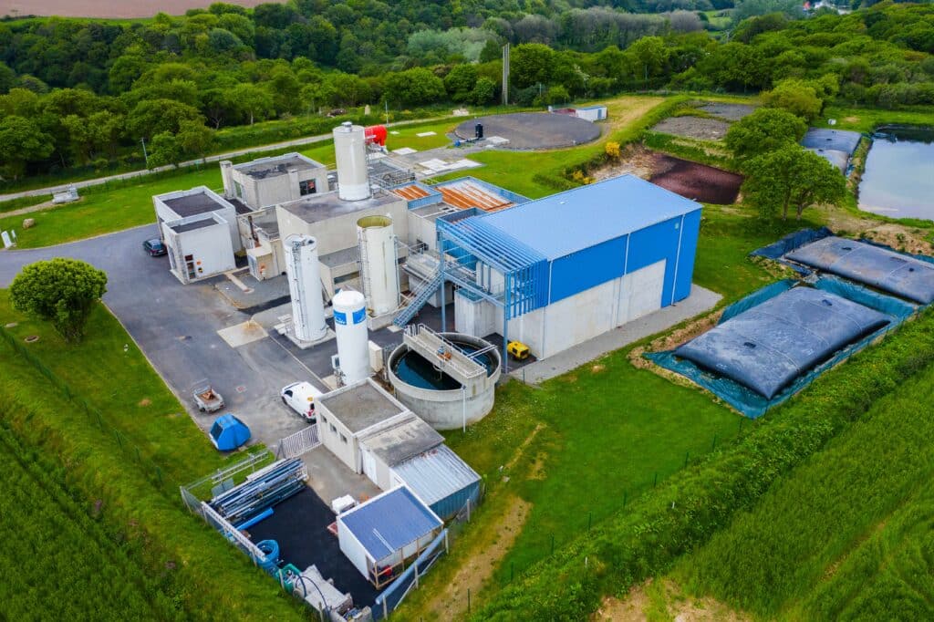 Photo de drone de l'usine de production d'eau potable de Kerlouron