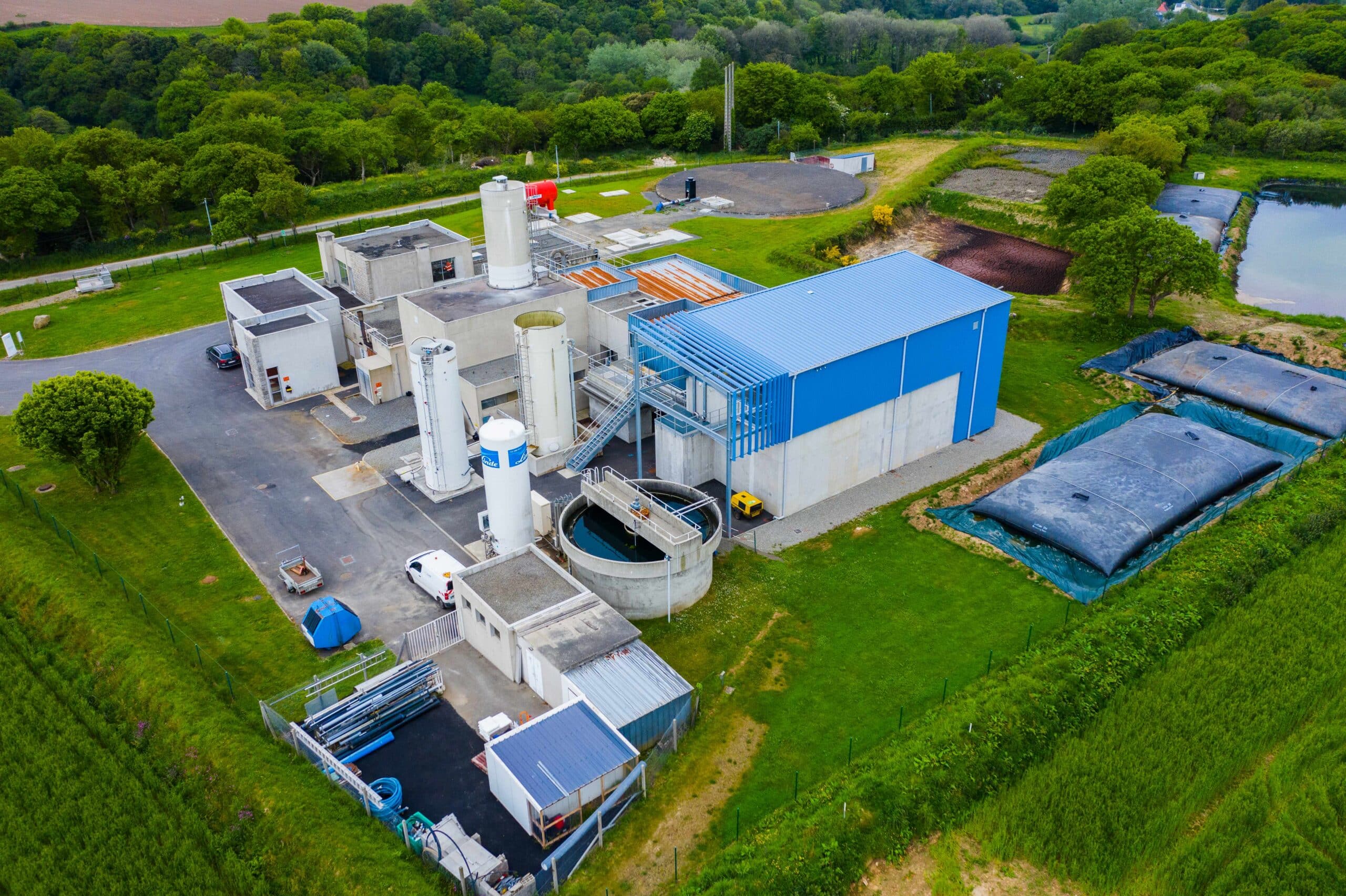 Photo de drone de l'usine de production d'eau potable de Kerlouron