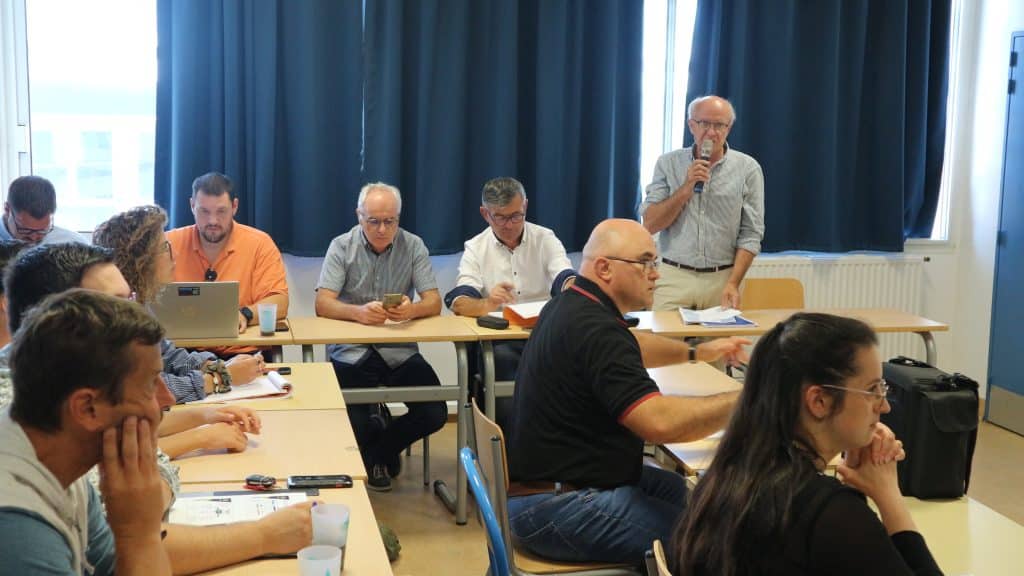 Christophe BÈLE, Président de la Commission Locale de l'Eau, introduit la journée de commissions du SAGE du Bas-Léon le mardi 24 juin 2025, à l'IREO à Lesneven. À sa gauche se situent Christophe COLIN, maire de Landunvez et Vice-Président au Syndicat des Eaux du Bas-Léon, ainsi que Pierre GUIZIOU, maire de Ploudaniel et délégué au Syndicat.