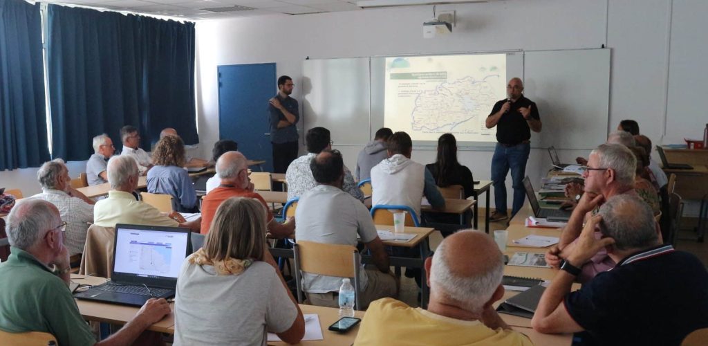 Denis Le Hir présente les actions du pôle agricole et biodiversité lors de la journée dédiée aux commissions thématiques du SAGE du Bas-Léon.