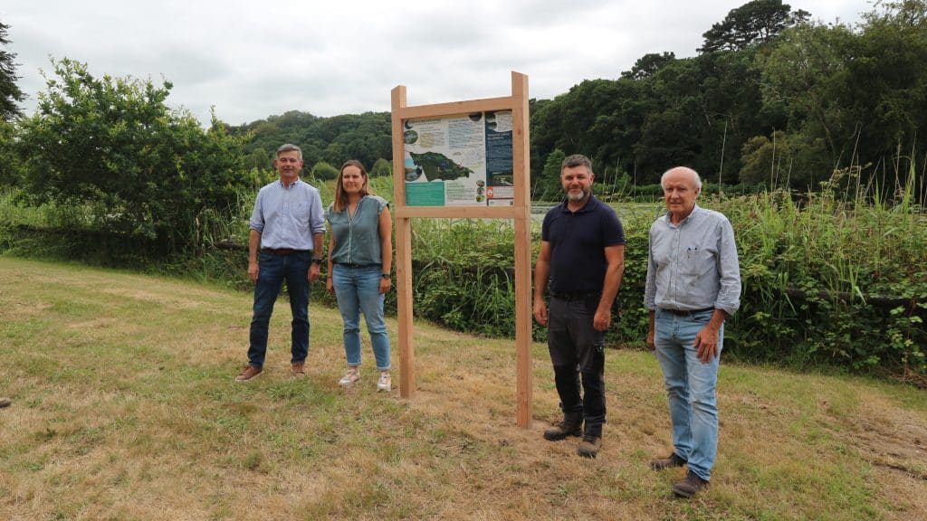 Élus et agents du Syndicat devant le nouveau panneau pédagogique à Moulin Neuf (Kernilis).