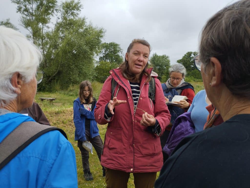 Florence Créac'hcadec anime une balade botanique en milieu urbain, à Plougonvelin le 23 juin 2024.